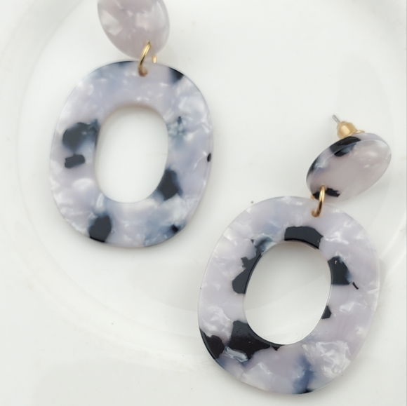 💫 5/$25 Acrylic Boho Earrings - Picture 4 of 5